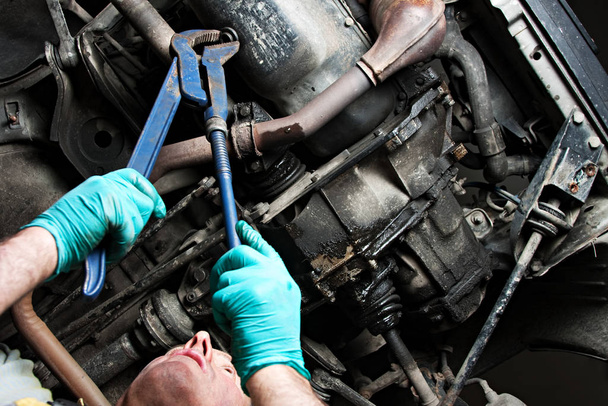 Mechanische Reparatur eines Autos in der Garage. - Foto, Bild