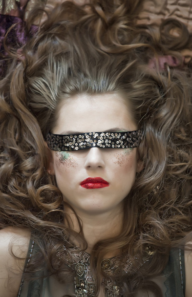 Модная женщина со слепыми глазами
 - Фото, изображение
