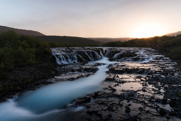 Longa exposição da cachoeira Bruarfoss antes do pôr do sol Islândia
 - Foto, Imagem