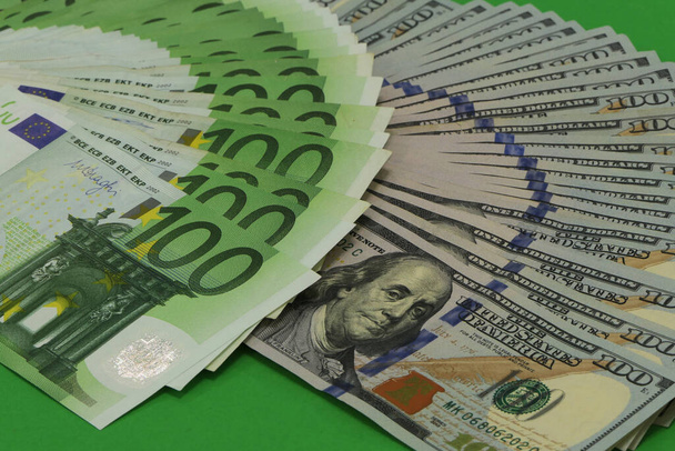 Banda pięknych amerykańskich i europejskich pieniędzy z nowych banknotów za 100 dolarów i 100 euro. - Zdjęcie, obraz