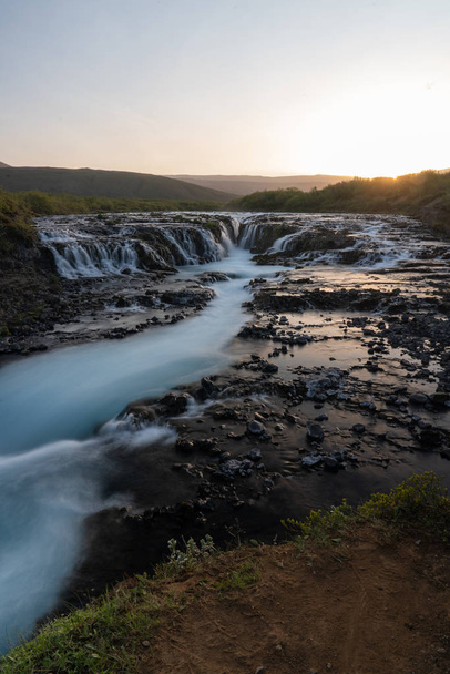 Larga exposición de la cascada Bruarfoss antes del atardecer Islandia
 - Foto, imagen