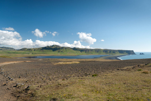 stretch of coast and sea to Vik in iceland - Foto, afbeelding