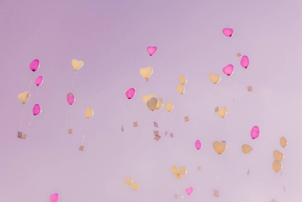 Corazón amor globos volar en rosa cielo con ceremonia deseos
 - Foto, Imagen