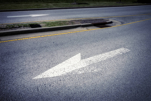 an image of an arrow sign on the road. - Foto, afbeelding