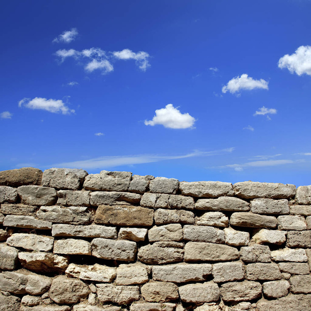 an image of a rock wall and sky - Фото, изображение