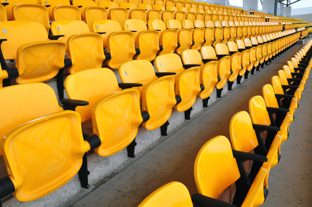 Жовте сидіння на пішохідному стадіоні
 - Фото, зображення