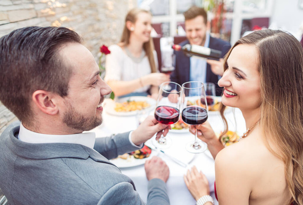 Hommes et femmes passer un bon moment avec de la nourriture et des boissons au restaurant
 - Photo, image
