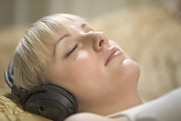 woman relaxing with headdphones - Fotografie, Obrázek