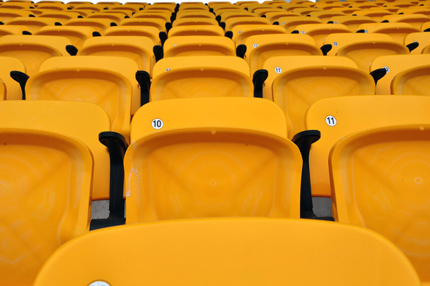 Keltainen tuoli areenalla
 - Valokuva, kuva
