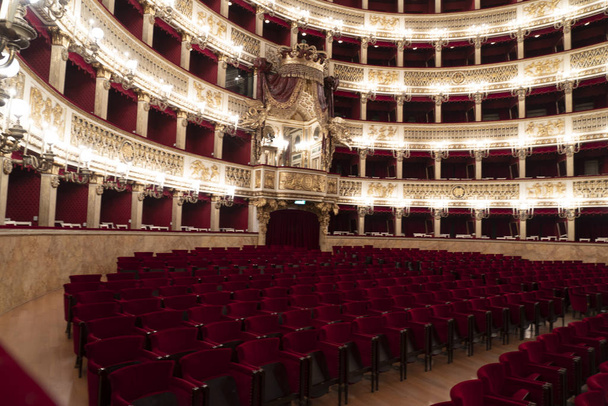 Neapol, Włochy - 1 lutego 2020 - Teatr św. Karola w Neapolu - Zdjęcie, obraz