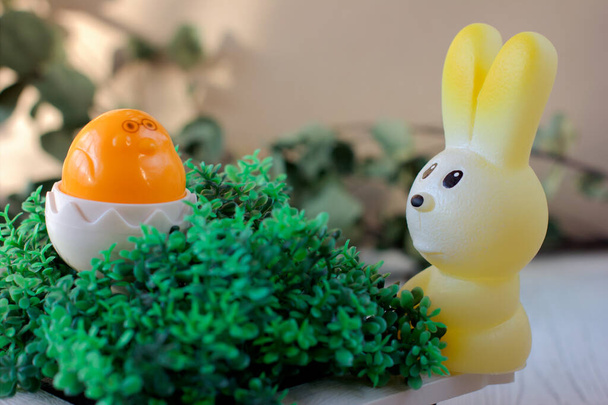 Pasen viering concept. speelgoedkonijntje en kip op gras. Gelukkig Pasen en Voorjaarsproject. - Foto, afbeelding