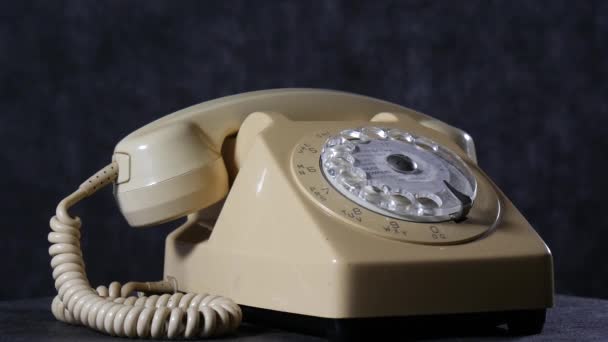 vintage μπεζ παλιό πλαστικό τηλέφωνο  - Πλάνα, βίντεο