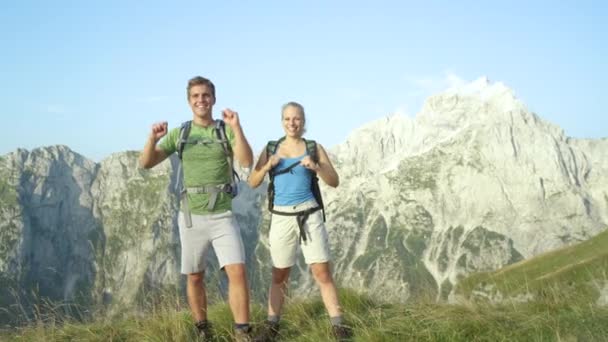 PORTRAIT: Győztes túrázók ünneplik a sikeres túra a lenyűgöző Alpokban. - Felvétel, videó