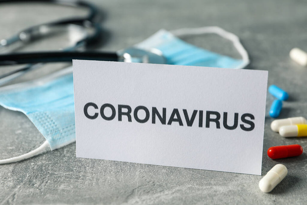Σύνθεση των προστατευτικών παραγόντων κατά του Coronavirus σε γκρι μπαγκόν - Φωτογραφία, εικόνα