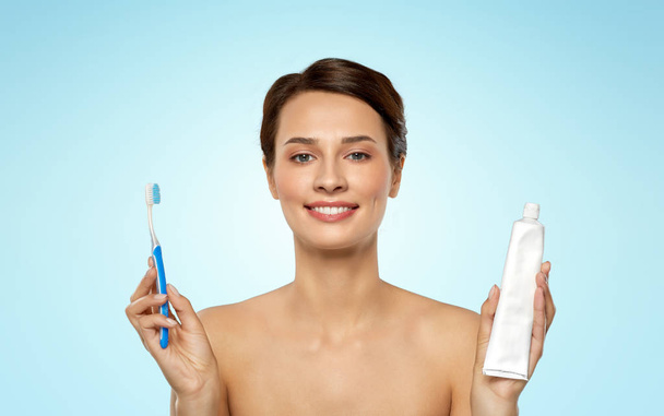 smiling woman with toothbrush cleaning teeth - Foto, imagen