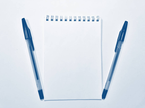 Notizbuch mit Stift geöffnet. Pantoneblau, klassisch blau, Phantomblau - Foto, Bild