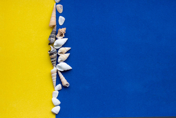 отдых и летняя концепция с винтажными морскими звездами и ракушками на синем деревянном фоне. Квартира с видом сверху
 - Фото, изображение
