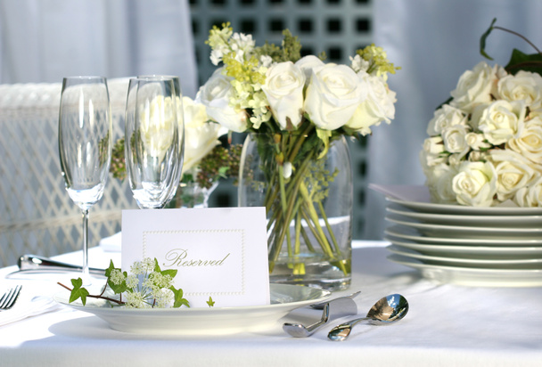 Carte de place blanche sur la table de mariage extérieure
 - Photo, image
