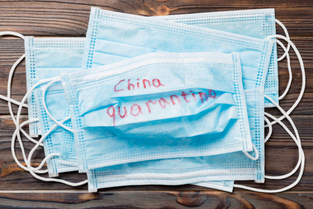 Chine mot de quarantaine écrit sur le masque médical. texte sur masque de protection pour votre desing, Wuhan Coronavirus, 2019-nCoV. concept vue du dessus
 - Photo, image