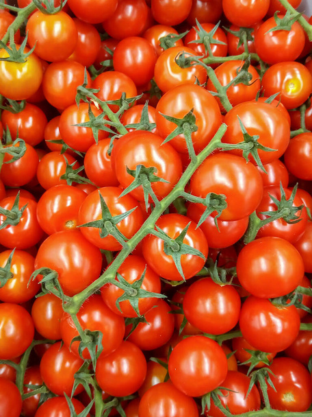 Tausta kauniita ja punaisia tomaatteja. Kaunis ja suuri tausta ja näkymä suuri määrä punaisia kauniita ja kypsiä tomaatteja
 - Valokuva, kuva