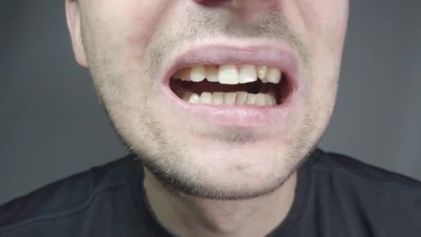 Close-up da boca dos homens, diferentes variantes de expressões faciais
 - Filmagem, Vídeo