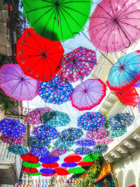Een steeg vol kleurrijke drijvende Paraplu 's - Foto, afbeelding