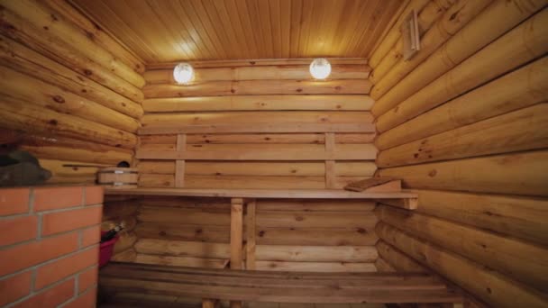 Prachtig saunainterieur gemaakt van houten stammen. - Video