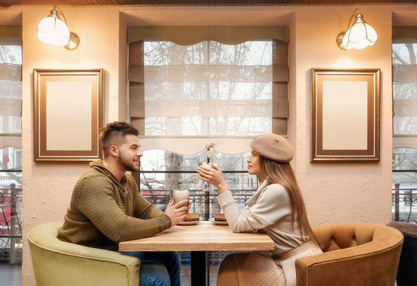 Heureux jeune couple sur rendez-vous romantique dans le café
 - Photo, image