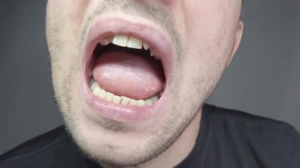 Detailní záběr na ústa mužů, různé varianty výrazů obličeje - Záběry, video