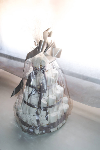 Windelkorb für Neugeborene, in Form eines Kuchens - Foto, Bild