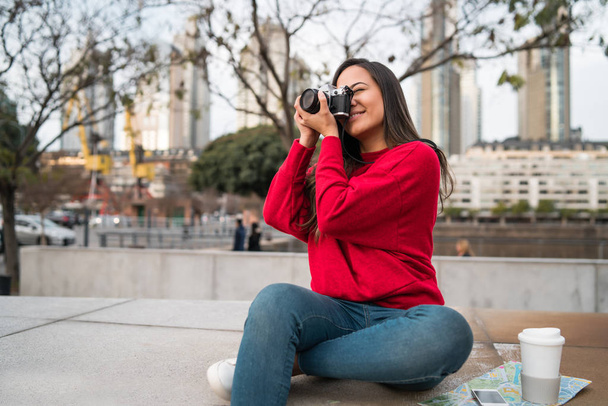 Young woman using a professional camera. - Foto, Imagen
