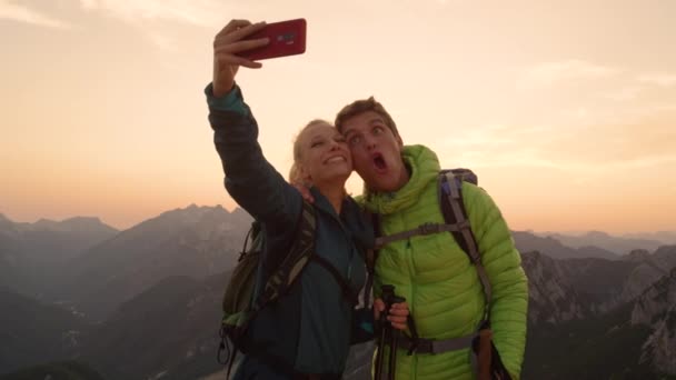 PORTRAIT: Goofy ζευγάρι πεζοπόρος κάνει αστεία πρόσωπα, ενώ τη λήψη selfies στο ηλιοβασίλεμα. - Πλάνα, βίντεο