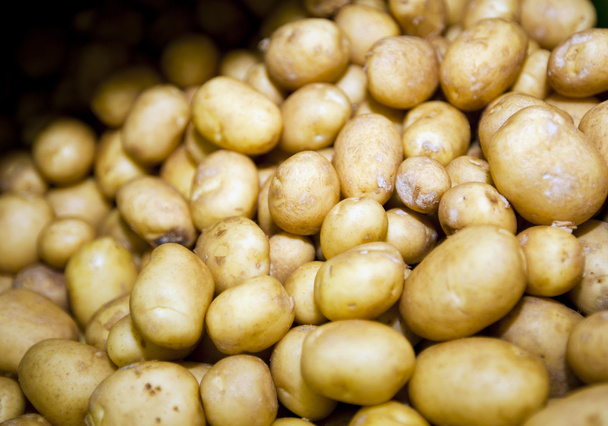 raw potatoes in supermarket - Foto, imagen