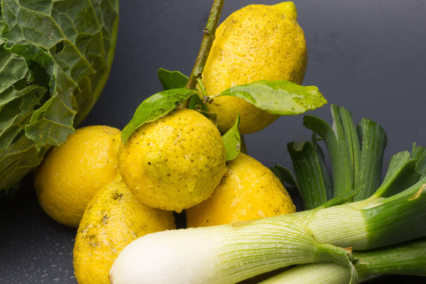 Frenk soğanı ve limon. - Fotoğraf, Görsel