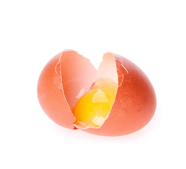 zerbrochenes Ei auf dem weißen - Foto, Bild
