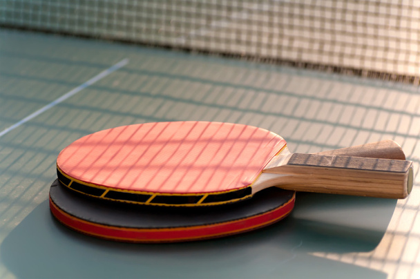 dos raqueta de tenis en la mesa cerca de la rejilla
 - Foto, imagen