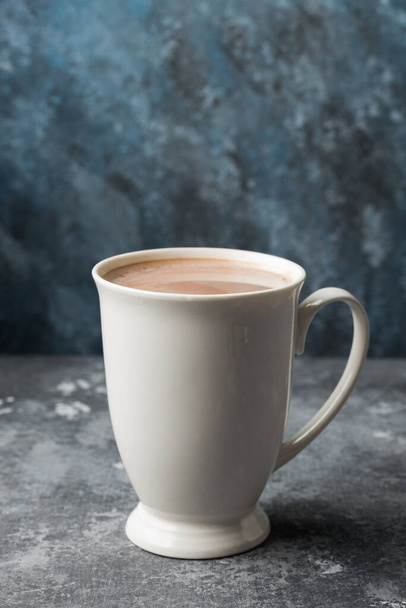 Egy fehér csésze forró kakaó ital sötét háttérrel - Fotó, kép