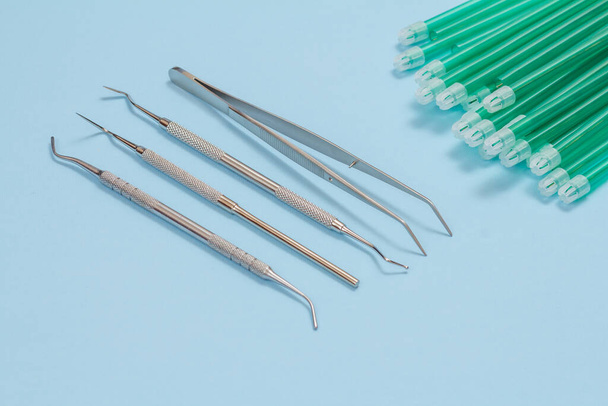 Set di strumenti dentali in metallo per la cura dei denti
 - Foto, immagini