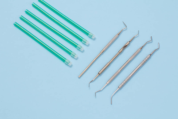 Conjunto de instrumentos dentales para el cuidado dental
. - Foto, Imagen