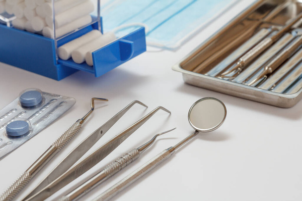 Sada kovových zubních nástrojů pro péči o zuby - Fotografie, Obrázek