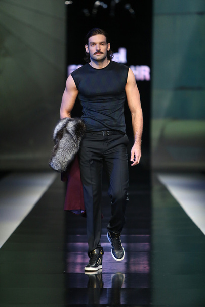 fashion model dragen van kleding ontworpen door boris banovic op de 'fashion.hr' show - Foto, afbeelding
