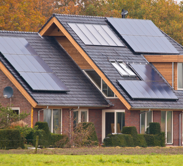 Panneaux solaires sur la maison
 - Photo, image