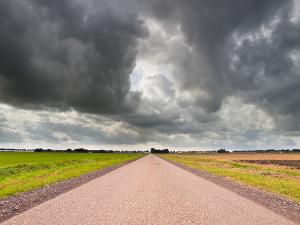 ίσιο δρόμο υπό brooding ουρανός - Φωτογραφία, εικόνα
