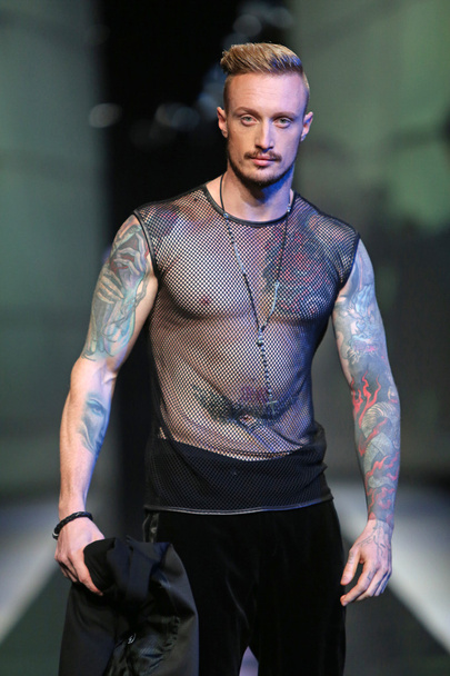 Modelo de moda vestindo roupas projetadas por Boris Banovic no show 'Fashion.hr'
 - Foto, Imagem