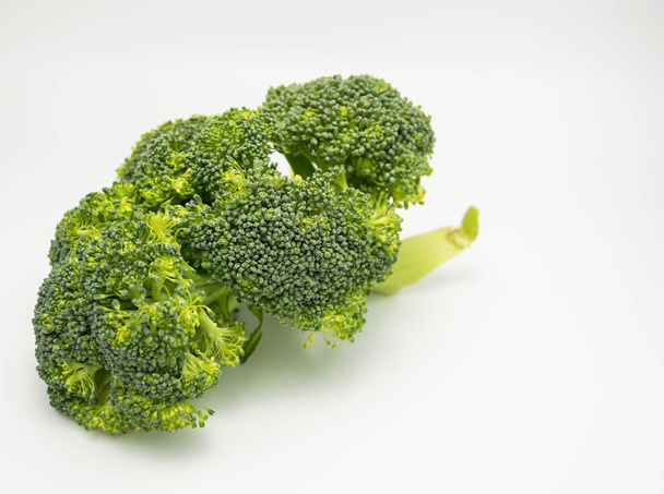 zblízka zelené brokolice na bílém pozadí  - Fotografie, Obrázek
