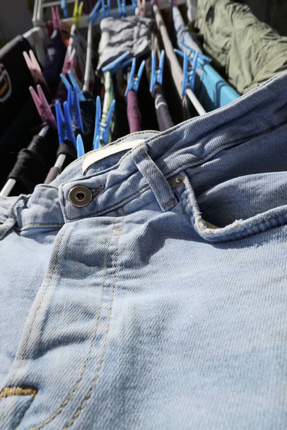 Стиранная одежда на стойке для сушки - Фото, изображение