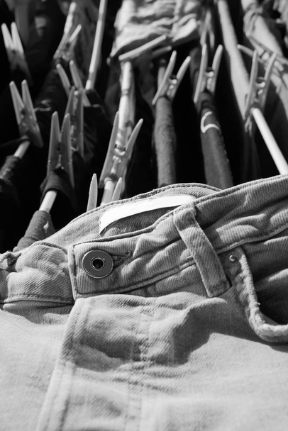 Gewassen kleding op een droogrek - Foto, afbeelding