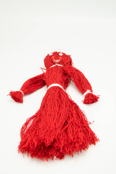 tradiční panenka z červené příze představující člověka - Fotografie, Obrázek