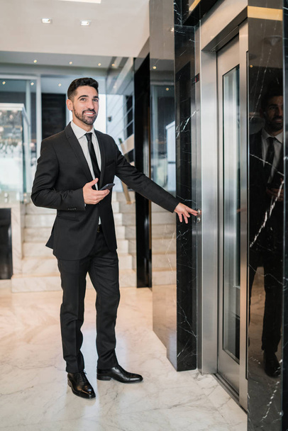 Businessman standing at hotel lobby. - Valokuva, kuva