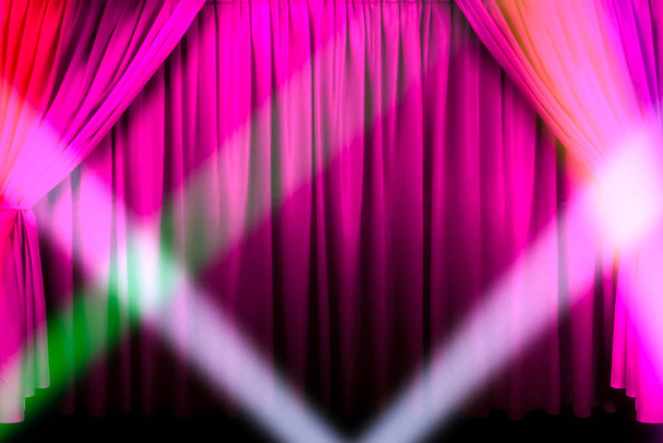 Vorhang und Beleuchtung auf der Bühne. Illustration der Curta - Foto, Bild
